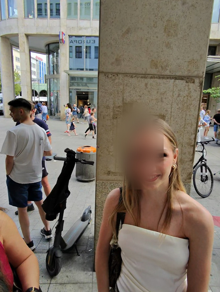 Versteckte-Kamera-Frame: Frau lächelt strahlend, Gesicht unkenntlich gemacht