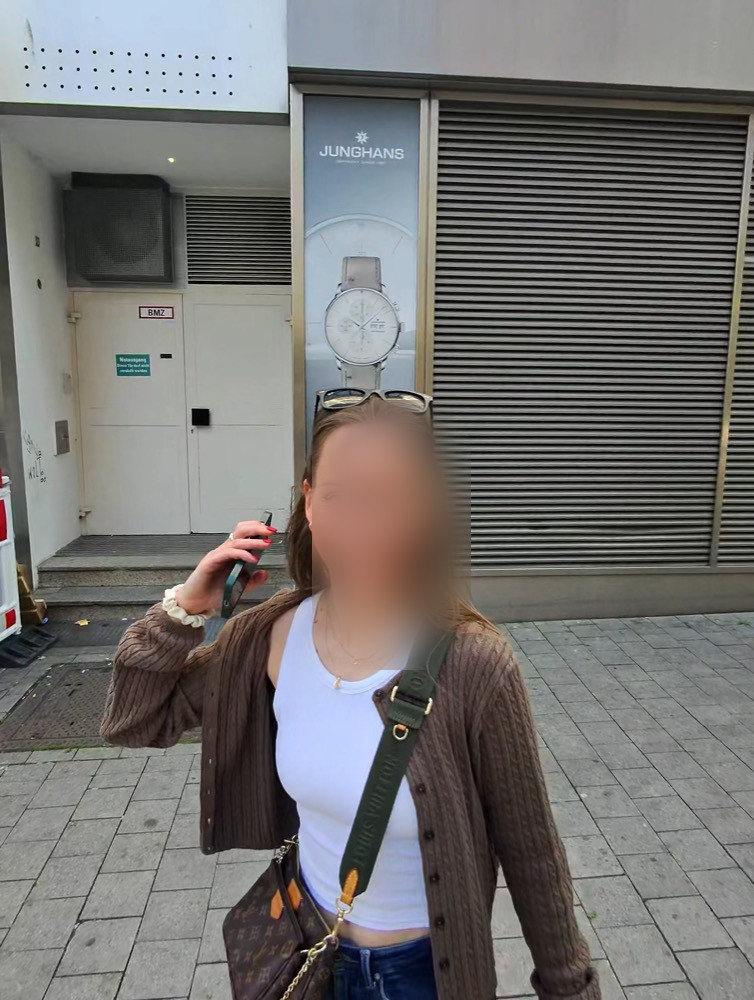 Versteckte-Kamera-Frame: die Frau lächelt am Ende des Gesprächs, Gesicht unkenntlich gemacht