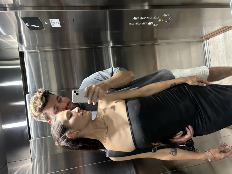 Selfie mit einer Frau, Gesicht unkenntlich gemacht