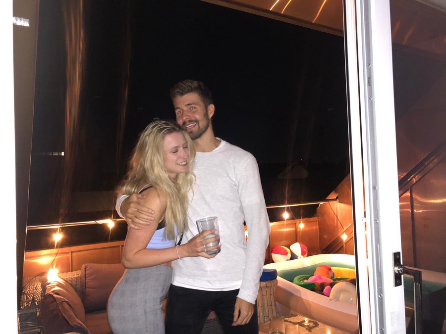 Dominique mit einer Frau im Arm auf einer Terrasse — Gesicht unkenntlich gemacht