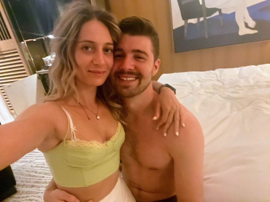 Selfie mit einer Frau, Gesicht unkenntlich gemacht