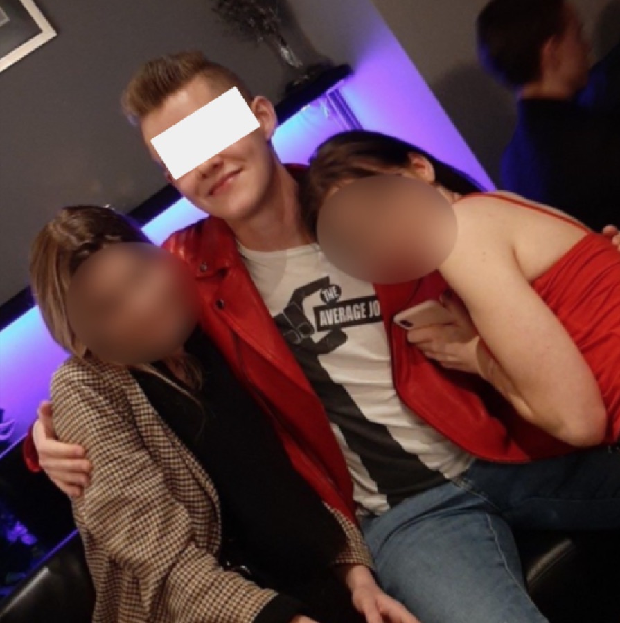Kunde mit zwei Frauen auf einer Party, Gesichter unkenntlich gemacht