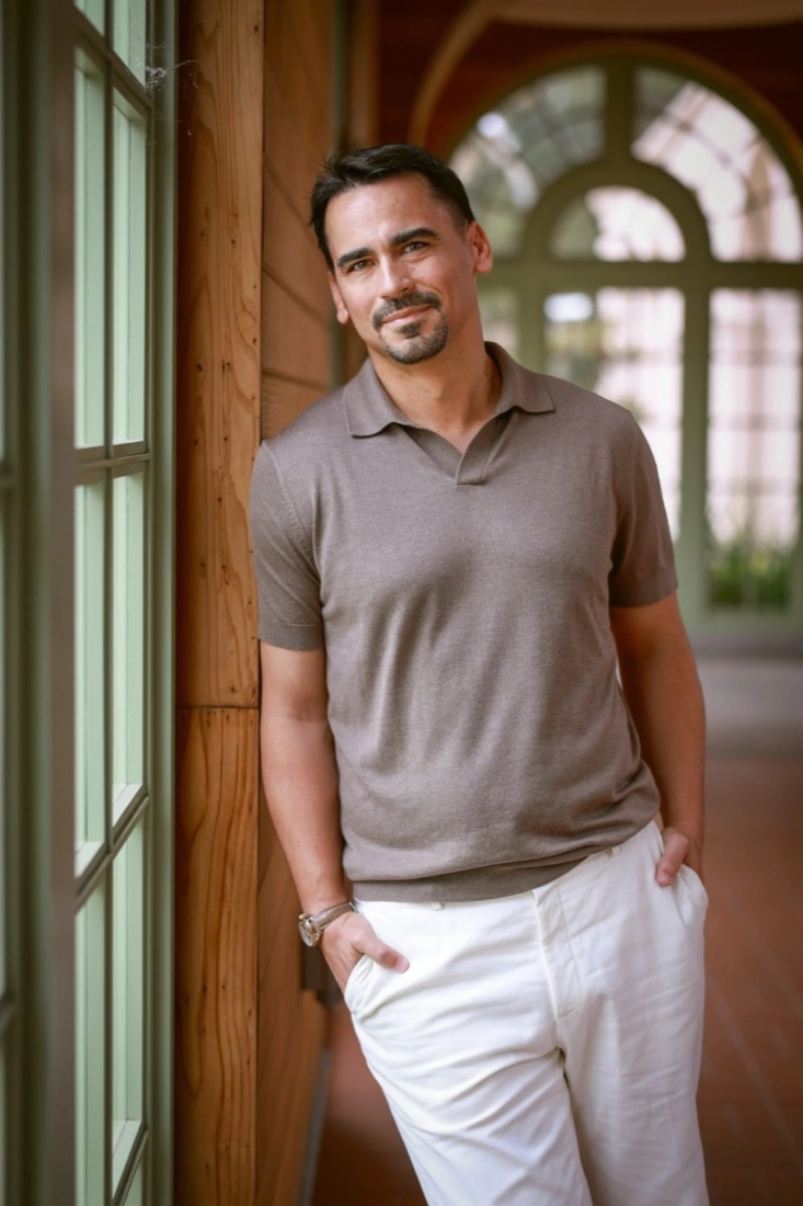Beispiel eines gestellten Dating-Shooting-Fotos: attraktiver Mann, aber ohne Status, ohne besondere Location, ohne Lifestyle