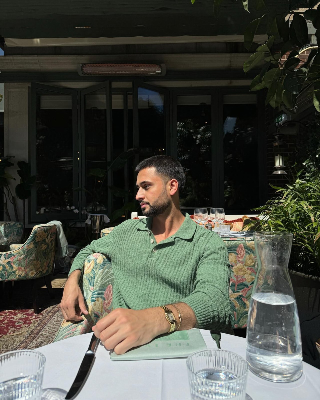 Nachher: entspannt im Gartenrestaurant, KI-generiert