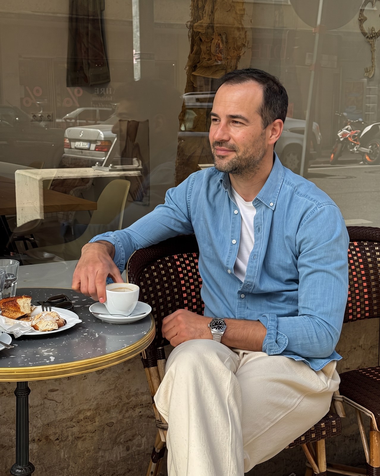 KI-Szene: Kaffee im Straßencafé